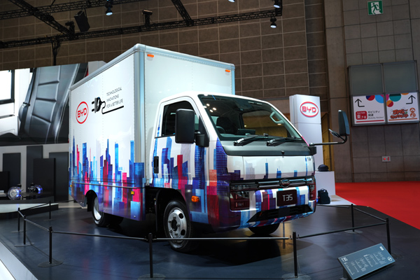 駛?cè)隟-Car腹地！比亞迪定制車型或?qū)⒏膶懭毡拒囀懈窬?/></p><p style=