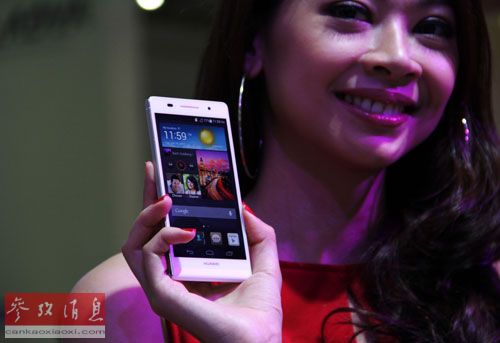 一名模特在新加坡亞洲通訊展上展示華為公司的新款智能手機Ascend P6。新華社記者陳濟朋攝