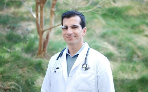 全球首創(chuàng) 法一私立醫(yī)院戴谷歌眼鏡做教學示范手術(shù)