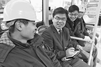 全國人大代表鄒兵在臨沂電動汽車充換電站調研