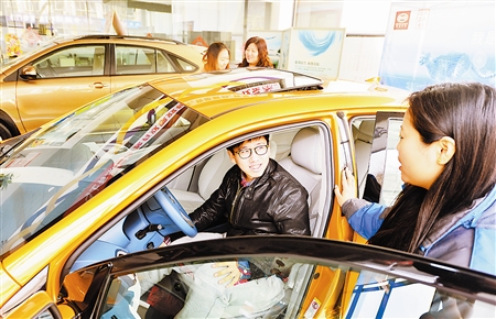 至2015年底，本市將推廣應(yīng)用1.2萬(wàn)輛新能源汽車(chē)，創(chuàng)新電池和整車(chē)融資租賃等商業(yè)模式，帶動(dòng)新能源汽車(chē)產(chǎn)業(yè)加快發(fā)展，節(jié)能減排產(chǎn)生明顯實(shí)效。