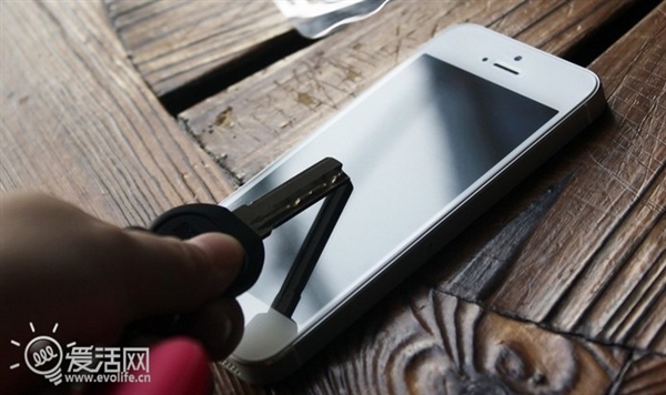 玻璃背后的戰爭：藍寶石、大猩猩誰更好？