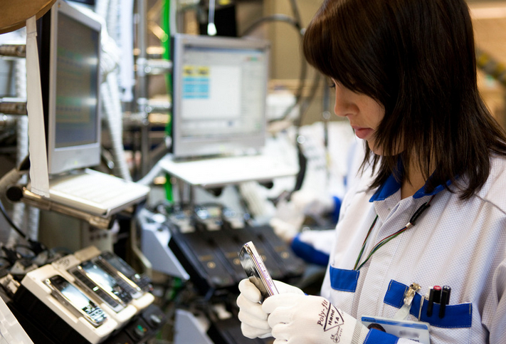 微軟收購諾基亞手機(jī)今日完成：員工怒砸手機(jī)