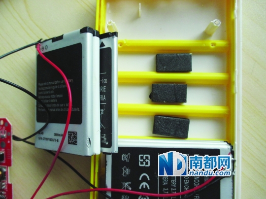 水泥板、石塊等“加重”手感。