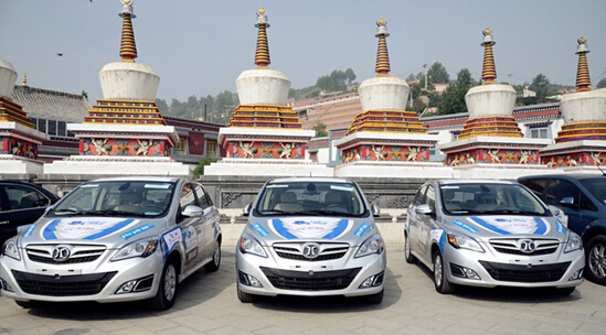 潘曉婷為環青海湖電動車挑戰賽揭曉吉祥物