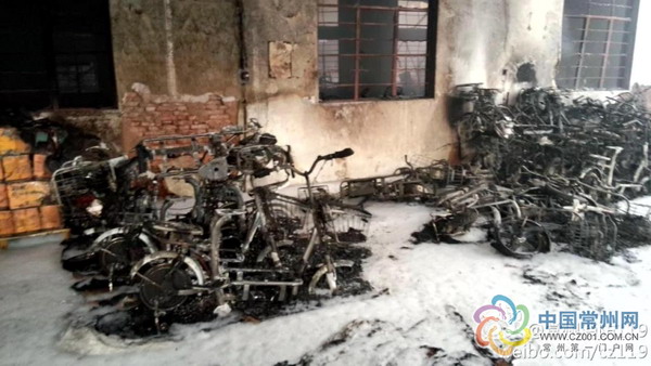 江蘇武進世紀鳥廠成“火海”大量電動車被燒毀 江蘇武進世紀鳥廠成“火海”大量電動車被燒毀