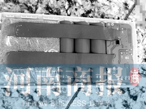 鄭州機(jī)場(chǎng)查貨異常充電寶 內(nèi)裝沙袋代替電池（圖）