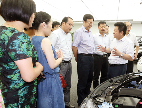 上海新能源車將免費充電 政協委員考察示范基地