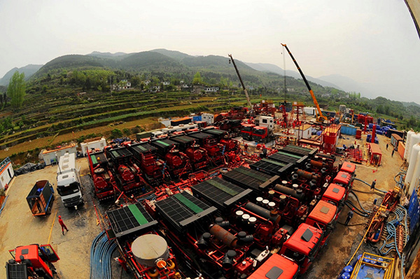 圖為今年4月重慶涪陵，對焦頁9-1HF、9-3HF兩口井“井工廠”實施的交叉式壓裂施工現場
