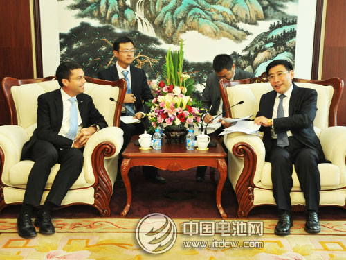 苗圩會見特斯拉全球高級副總裁杰洛姆·古里安