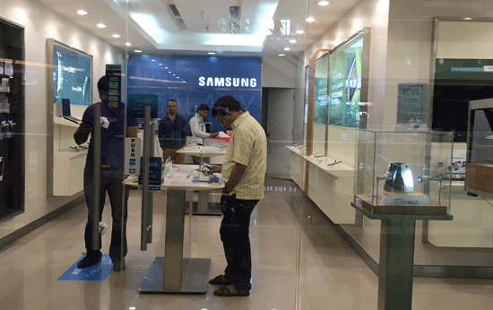 “印度硅谷”班加羅爾一家三星門(mén)店(騰訊科技攝) “印度硅谷”班加羅爾一家三星門(mén)店(騰訊科技攝)