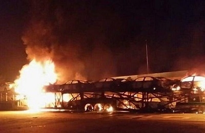 運(yùn)輸車(chē)后輪著火 20輛比亞迪秦?zé)闪嘶译姵貨](méi)爆炸