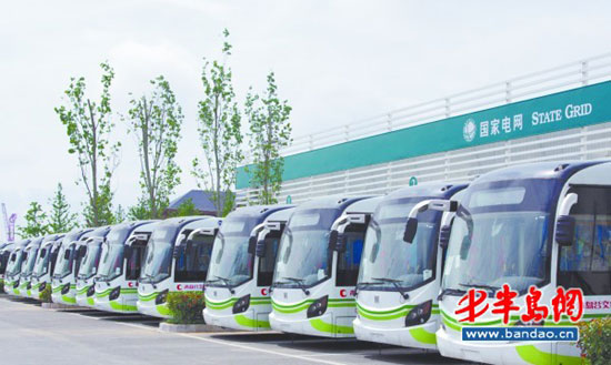 青島公交集團自制純電動車集塵箱 環保節約全國首創