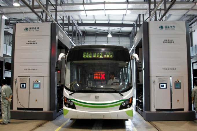 力神電池驅(qū)動青島綠色公交 機器人換電池只需6分鐘 力神電池驅(qū)動青島綠色公交 機器人換電池只需6分鐘