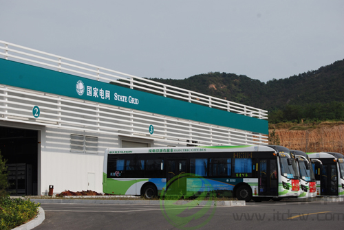 力神電池驅(qū)動青島綠色公交 機器人換電池只需6分鐘 力神電池驅(qū)動青島綠色公交 機器人換電池只需6分鐘