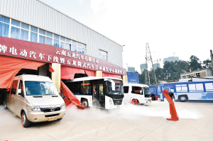 首批五龍純電動汽車下線 電動商務(wù)車1度電可跑3公里