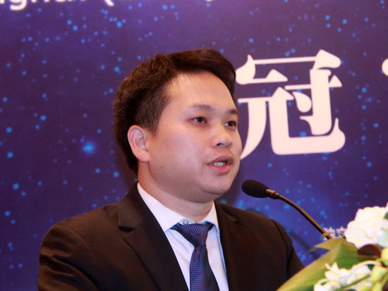 由《證券市場周刊》主辦的第八屆（2014）賣方分析師水晶球獎“年度頒獎盛典暨冠軍論壇”于2014年11月16日在北京唐拉雅秀酒店隆重舉行。上圖為招商證券首席分析師（第八屆水晶球電子行業第一名）鄢凡。(圖片來源：新浪財經 劉海偉 攝)