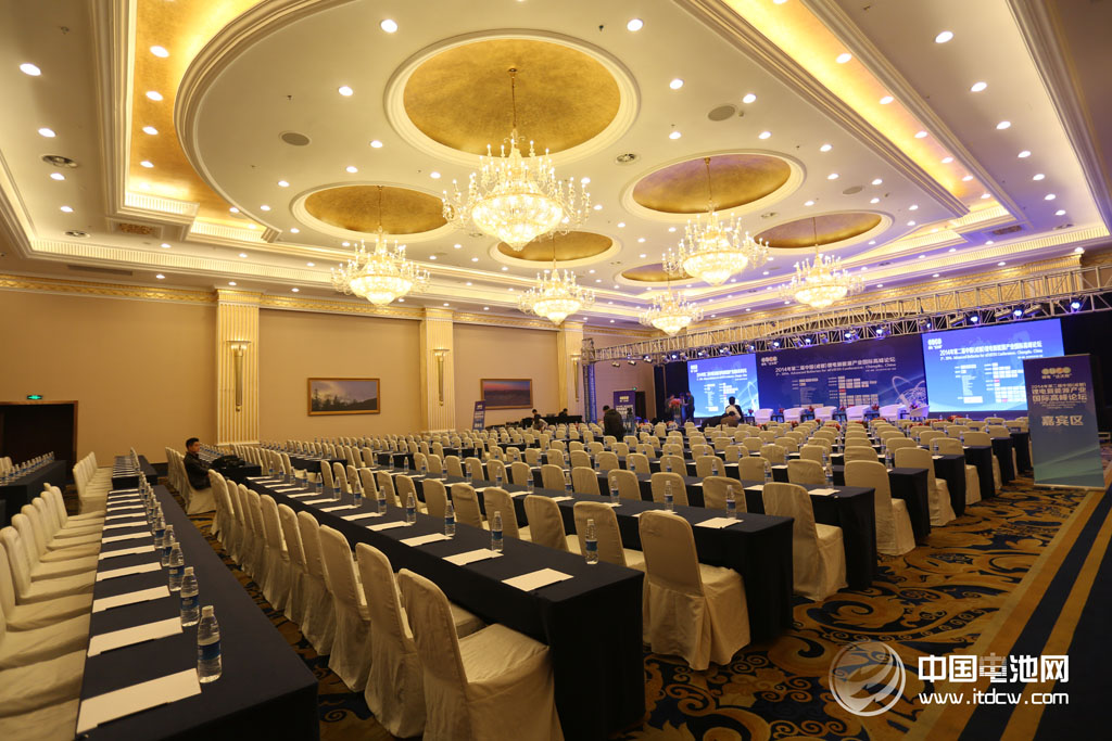 2014年第二屆中國(成都)鋰電新能源產(chǎn)業(yè)國際高峰論壇主會場13日水晶廳布置 2014年第二屆中國(成都)鋰電新能源產(chǎn)業(yè)國際高峰論壇主會場13日水晶廳布置