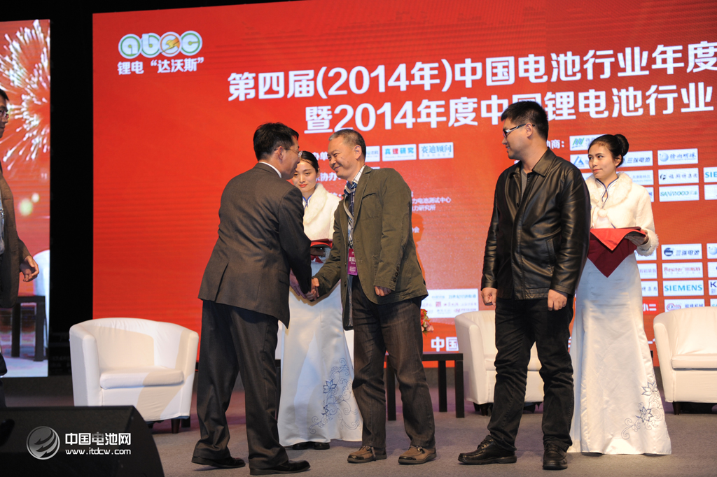 第二屆鋰電“達沃斯”論壇上年度人物頒獎盛典 第二屆鋰電“達沃斯”論壇上年度人物頒獎盛典