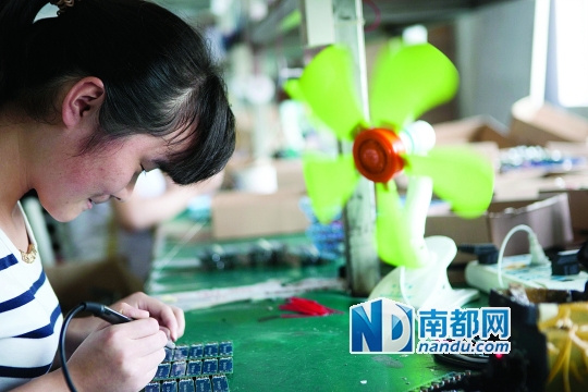 深圳龍華公安分局查出充電寶窩點 六塊電池三塊裝泥沙