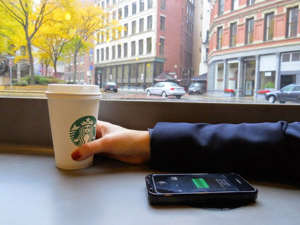 星巴克無線充電服務正式上路 手機放在桌上就能充電