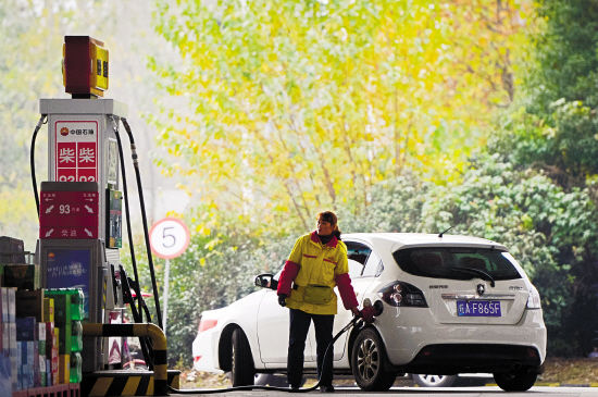 成品油消費(fèi)稅上調(diào) 新增收入用于環(huán)保和發(fā)展新能源車 成品油消費(fèi)稅上調(diào) 新增收入用于環(huán)保和發(fā)展新能源車