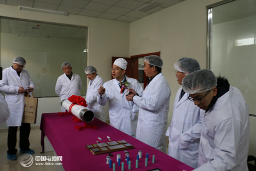 與會(huì)領(lǐng)導(dǎo)專家嘉賓參觀隔膜生產(chǎn)線 與會(huì)領(lǐng)導(dǎo)專家嘉賓參觀隔膜生產(chǎn)線