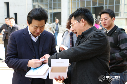 中國電池網(wǎng)CEO于清教贈(zèng)送嘉賓移動(dòng)電源