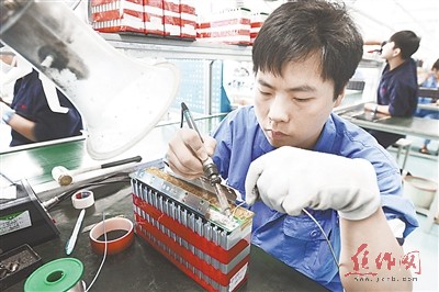 多氟多化工股份有限公司新能源科技有限公司電池組裝車(chē)間工人正在組裝電池。劉金元