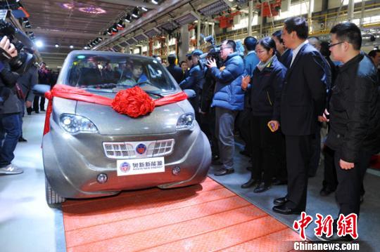 首輛碳纖維新能源電動汽車在江蘇鹽城下線。　王亞洲　攝