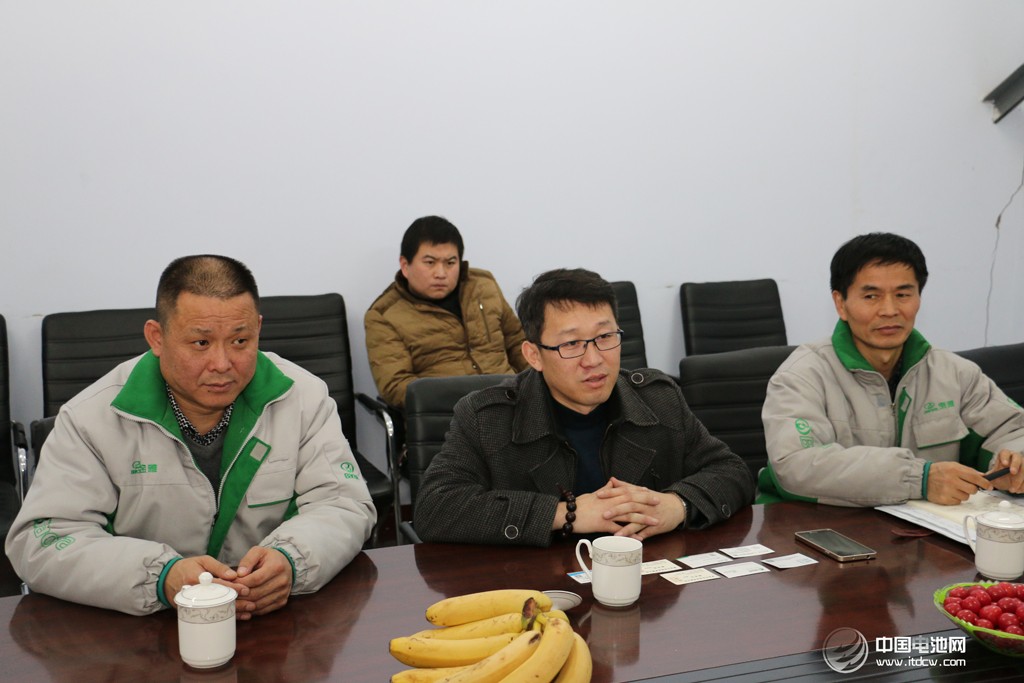 活動(dòng)得到了山東省汽車行業(yè)協(xié)會(huì)的大力支持。圖為調(diào)研團(tuán)在山東德州——德州寶雅新能源汽車有限公司考察、交流。