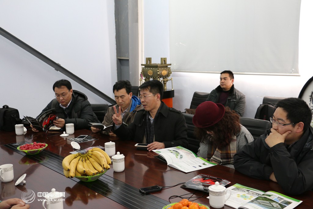 活動(dòng)得到了山東省汽車行業(yè)協(xié)會(huì)的大力支持。圖為調(diào)研團(tuán)在山東德州——德州寶雅新能源汽車有限公司考察、交流。