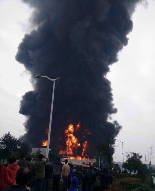 湖南寧鄉海納新材料爆炸濃煙沖天 多輛消防車參與救援