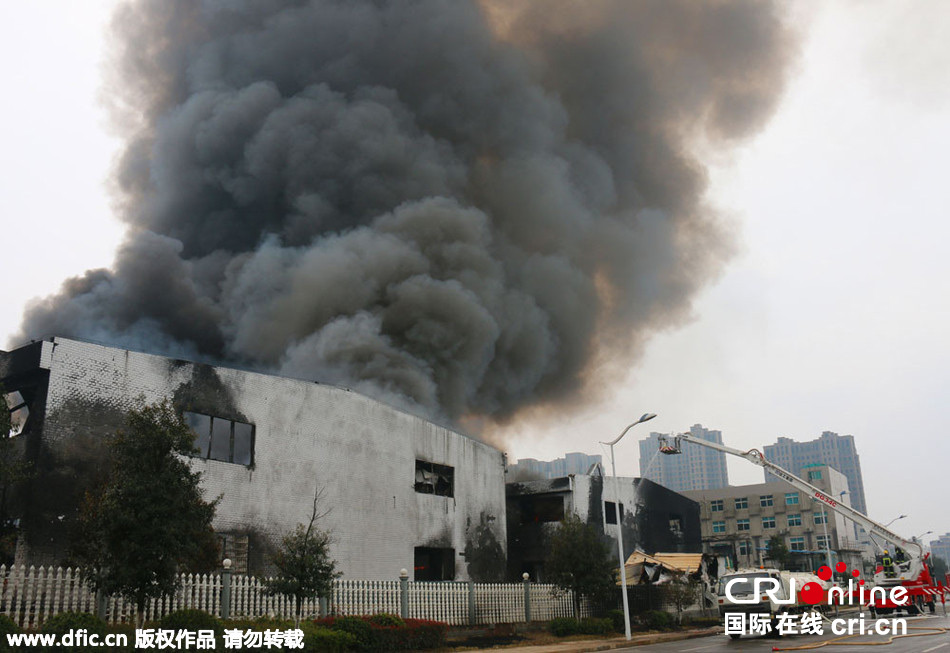 湖南寧鄉(xiāng)海納新材料發(fā)生爆炸 濃煙漫延數(shù)公里