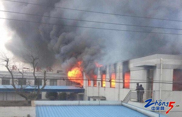 江蘇常州超創電池倉庫起火黑煙滾滾 消防速救挽損失