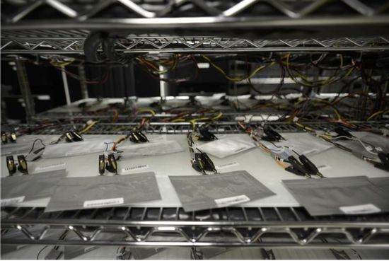 液態(tài)鋰電池續(xù)航遇瓶頸 固態(tài)電池欲頂其位？