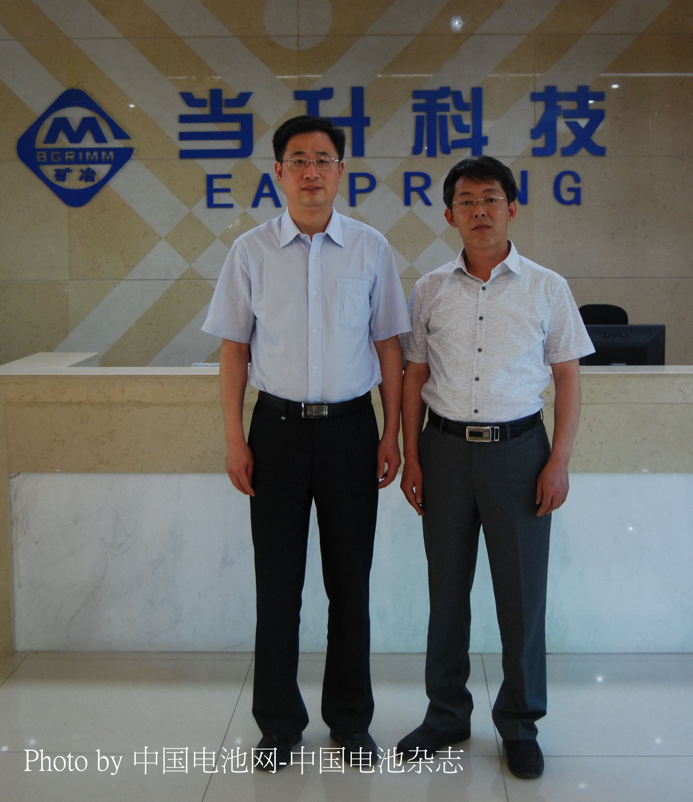 中國(guó)電池網(wǎng)CEO于清教與當(dāng)升科技總經(jīng)理李建忠合影