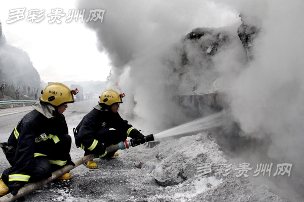 黔西一大掛車自燃 價值400萬碳酸鋰損失過半 黔西一大掛車自燃 價值400萬碳酸鋰損失過半