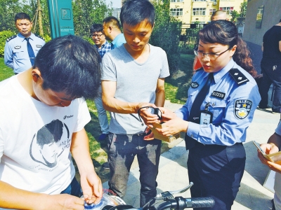 電動(dòng)車(chē)裝“黑匣子”與110聯(lián)網(wǎng) 電池被盜也能警示 電動(dòng)車(chē)裝“黑匣子”與110聯(lián)網(wǎng) 電池被盜也能警示