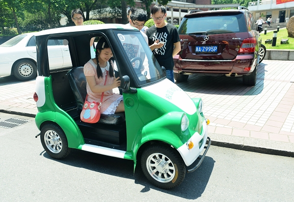 鋰電池微公交現身浙大   充滿電可行駛100公里