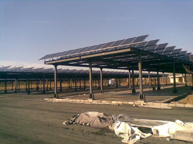全球最大光伏發(fā)電車棚開建 可停放2萬多輛車 全球最大光伏發(fā)電車棚開建 可停放2萬多輛車