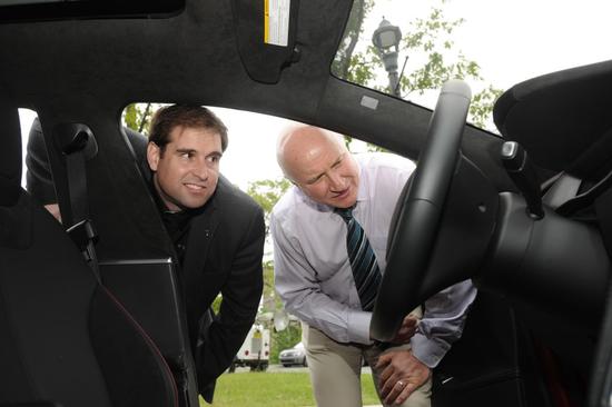 與鋰離子電池科學(xué)家合作 特斯拉欲開(kāi)發(fā)廉價(jià)電動(dòng)車(chē) 與鋰離子電池科學(xué)家合作 特斯拉欲開(kāi)發(fā)廉價(jià)電動(dòng)車(chē)