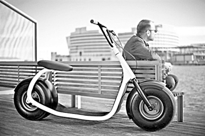 超寬超厚輪胎電動踏板車 車載電池可維持25天