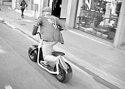 超寬超厚輪胎電動踏板車 車載電池可維持25天