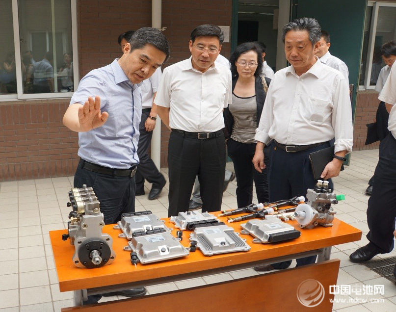 工信部部長苗圩參觀億華通燃料電池發(fā)動機(jī)等產(chǎn)品