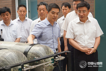 工信部部長苗圩參觀億華通燃料電池發(fā)動機(jī)等產(chǎn)品