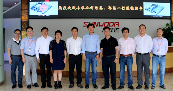 小米科技CEO雷軍參觀欣旺達 體驗小米產品生產環(huán)節(jié) 小米科技CEO雷軍參觀欣旺達 體驗小米產品生產環(huán)節(jié)