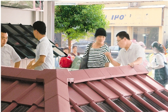 光伏電池做進瓦片里 民居屋頂變太陽能電站