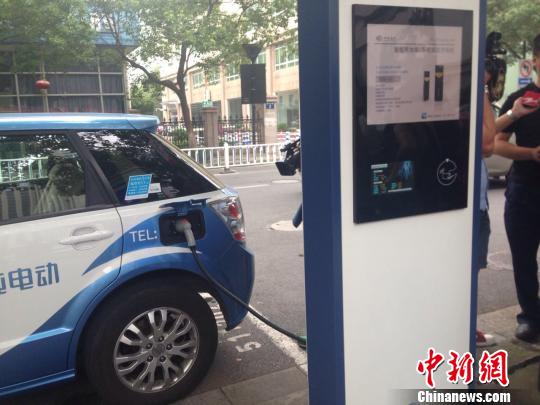 路燈桿“兼職”充電樁 杭州“智慧城市”管理新探索