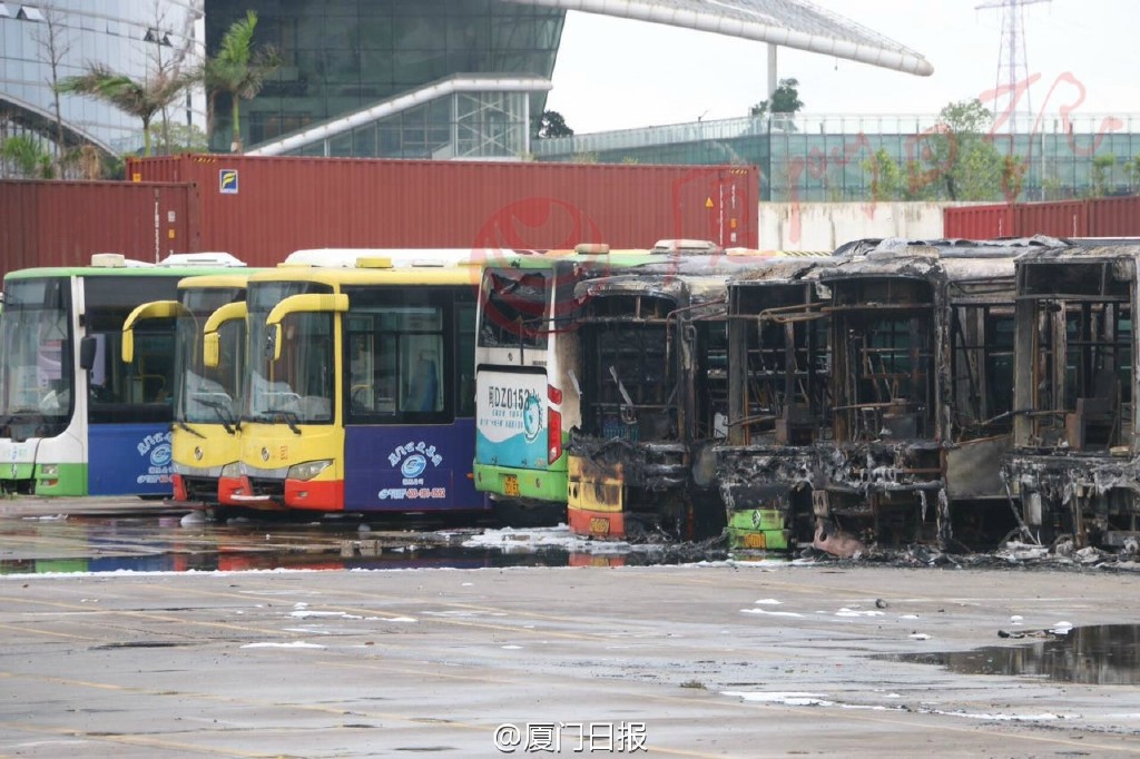 廈門公交場(chǎng)站起火 11車被燒損1人送醫(yī)途中身亡